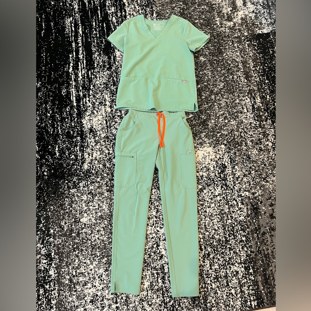 Women’s Figs scrub set. XS top/XXS bottoms